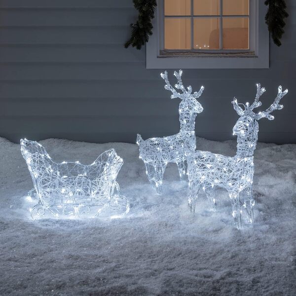 Lights4fun Duo de Rennes et Traîneau Lumineux de Noël avec 240 LED Blanc à Piles en Acrylique avec Minuterie Décoration de Noël pour Intérieur et Extérieur Déco de Jardin