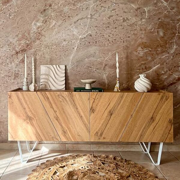 Découvrez l'avis sur le buffet 4 portes Emma de Mobili Fiver : un meuble à l'élégance rustique idéal pour salon et salle à manger, alliant style et fonctionnalité.