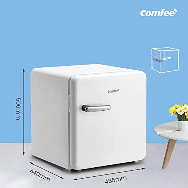 Explorez le réfrigérateur rétro Comfee RCD50WH1RT(E) 47 l : compact, design et performant, il s'intègre parfaitement à tout espace moderne tout en offrant une touche vintage unique.